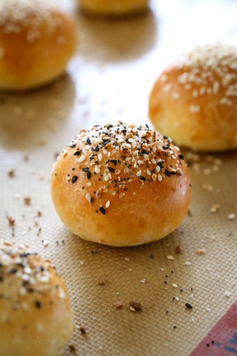 Easy, homemade, mini stuffed bagel balls filled with cream cheese! This copycat Bantam Bagels recipe is made with no yeast, no boiling, no fancy mixer! Mini Bagels Recipe, Bagel Balls, Bagel Bites Recipe, Pollo Tropical, Bagels Recipe, Mini Bagels, Bagel Bites, Homemade Bagels, Bagel Recipe