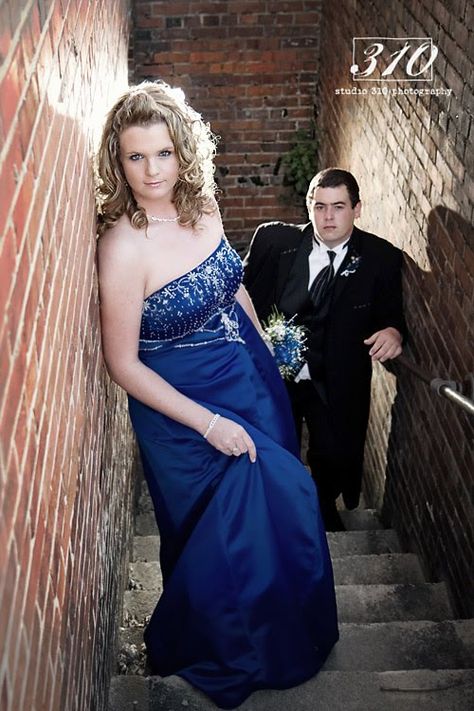 Couples Prom Pictures, Prom Pictures Group, Couples Prom, Prom Photography Poses, Prom Pictures Couples, Prom Goals, Prom Picture Poses, Homecoming Pictures, Prom Photoshoot