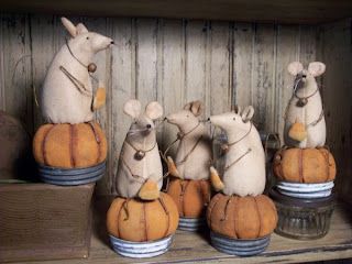 Teresa's Primitive Treasures Stuffed Mice, Primitive Sewing Patterns, Primitive Pumpkin, Mouse Pattern, Fall Arts And Crafts, Mouse Crafts, Fall Sewing, Primitive Fall, Primitive Rugs