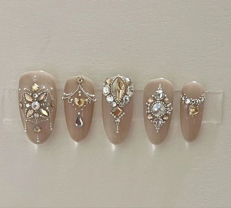 Pearl And Gem Nails, Nail Crystal Designs, Gem Nail Designs, Diy Rhinestone Nails, Engagement Nails, Stone Nail Art, Business Nails, Hello Nails, Butterfly Nail Art