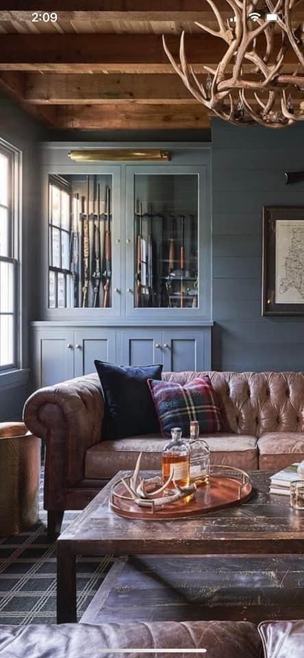 Historical Living Room Ideas, Western Home Design Ideas, Moody Tv Room Ideas, Scottish Hunting Lodge Interior Design, Montana Cabin Decor, Scottish Country House Interiors, Moody Study Room, Moody Western Decor, Moody Tv Room