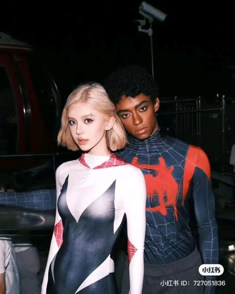 Miles And Gwen, Spider Man Halloween, Spider Gwen Cosplay, Couples Cosplay, Couple Cosplay, Matching Halloween Costumes, Spaider Man, Marvel Costumes, Couples Halloween Outfits