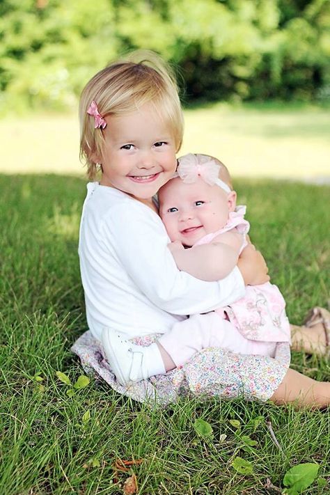 Outdoor Baby Photography, 6 Month Baby Picture Ideas, Sibling Pictures, Sister Photography, Baby Fotografie, Sibling Poses, Sibling Photography, Sibling Photos, Sister Pictures