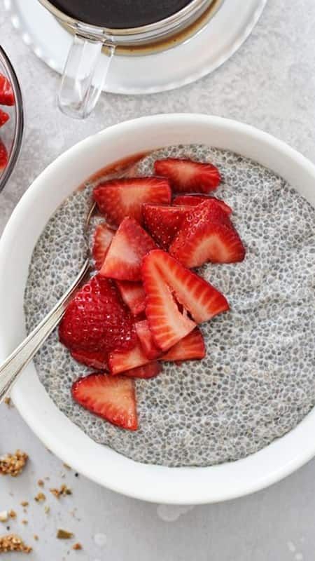 5 Super Delicious Chia Pudding Recipes For Weight Loss Chai Pudding Recipe, Butter Horns, Strawberry Chia Pudding, Chai Pudding, Crispy Granola, Delicious Healthy Breakfast, Strawberry Pudding, Yummy Healthy Breakfast, Chia Pudding Recipes