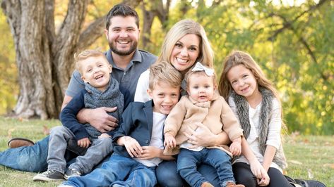 Here is what to expect when you have four kids, if you are considering doing such a thing. 4 Kids Aesthetic, Family Photoshoot Poses, Fall Shoot, Kids Aesthetic, Family Portrait Poses, Family Of 6, Family Picture Poses, Family Pic, Family Photo Pose