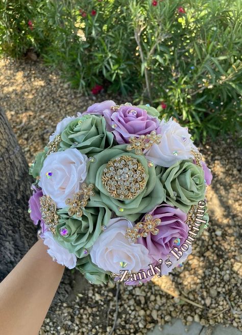 An elegant and beautiful bouquet! Customize bouquets are also available if needed. Different colors and brooches. 10inches in diameter You are welcome to message me and I will reply quick :) Hablo español 😊 Emerald Green And Lilac Quince, Quince Bouquet, Rustic Quinceanera, Quinceanera Bouquet, Gold Bouquet, Lilac Bouquet, Graduation Photography Poses, Floral Business, Quince Ideas