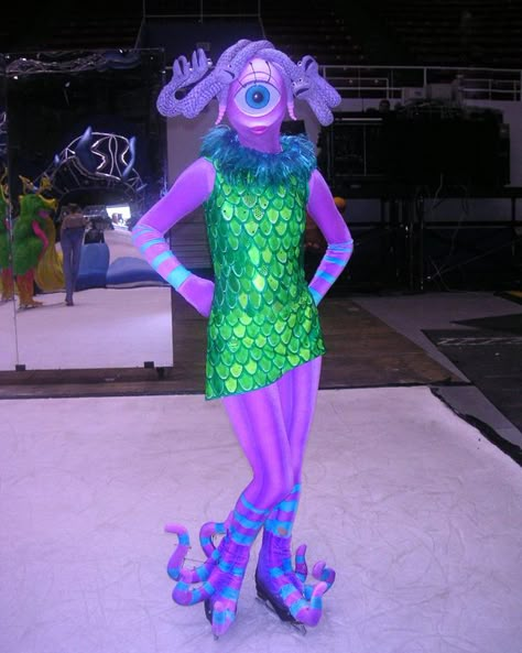 Disney On Ice Outfit, Ice Outfit, Space Costumes, Alien Halloween, Alien Costume, Clever Halloween Costumes, Disney On Ice, Halloween Inspo, Fantasias Halloween