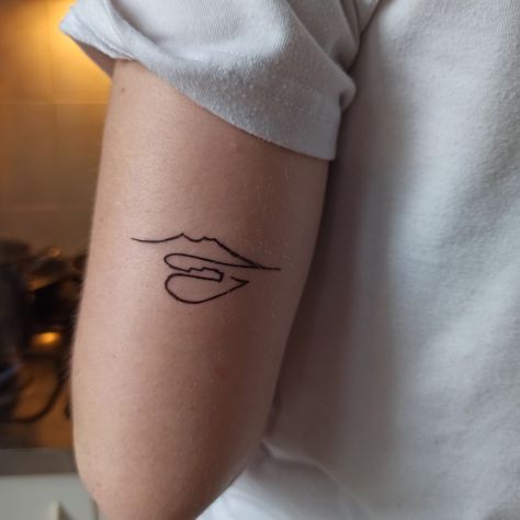 Napoli Tattoo, Simple Wave Tattoo, Henne Tattoo, Tattoos Inspo, Abstract Art Painting Diy, Waves Tattoo, Beautiful Tattoos, Diy Painting, Small Tattoos