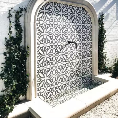 Small Modern Water Feature, Garden Water Features Wall, Courtyard Water Fountain, Courtyard Wall Fountain, Backyard Water Feature Outdoor Fountains, Portugese Garden Ideas, Water Fountain Wall Outdoor, Tiled Fountain Wall, Mediterranean Wall Fountain