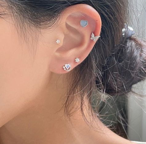 Korean Piercings, Flat Piercing Ideas, Ear Piercings Names, Aesthetic Earring, Earring Aesthetic, Minimalist Ear Piercings, Flat Piercing, Ethereal Jewelry, Pretty Ear Piercings