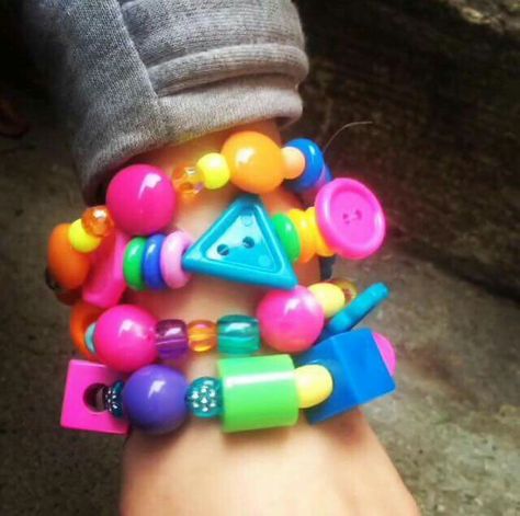 Clowncore Kandi, Kidcore Bracelet, Funky Bracelets, Kandi Inspo, Diy Kandi Bracelets, Silly Clothes, Diy Kandi, Kidcore Aesthetic, Kandi Kid