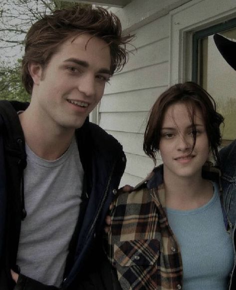 艺术🔪 on Instagram: “memories.” Bella Y Edward, Kristen And Robert, Robert Pattinson Twilight, Disaster Movie, Bella Cullen, Twilight Cast, Kristin Stewart, Twilight Edward, Robert Pattinson And Kristen