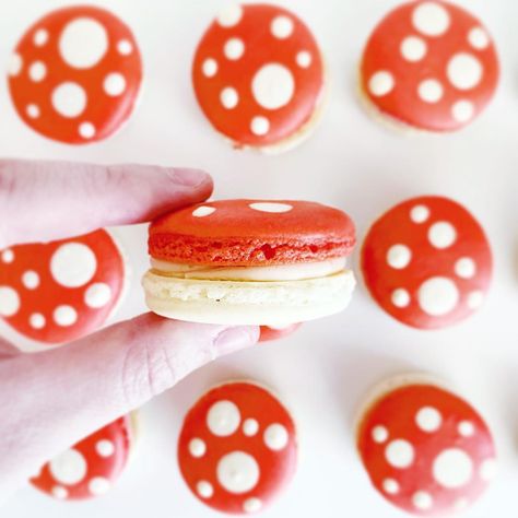 Macaron Mushrooms, Mushroom Theme Party Decor, Mushroom Shaped Food, Woodland Macarons, Fairy Macarons, Mushroom Macarons, Mushroom Desserts, Dnd Food Party Ideas, Mushroom Party Ideas