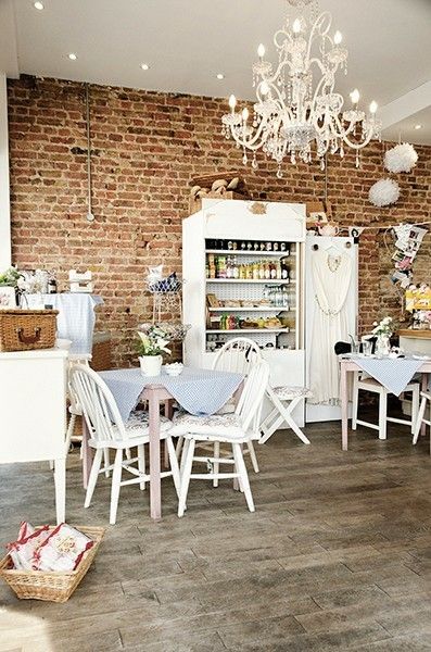 Vintage Cafe Design, Tea Room Decor, Vintage Tea Rooms, Vintage Bakery, Style Salon, A Brick Wall, Vintage Cafe, Bakery Design, Brick Walls