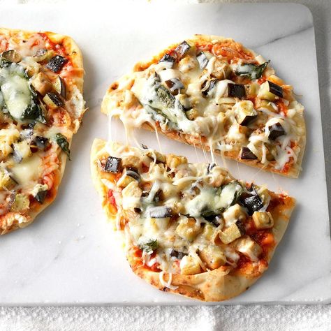 Eggplant Flatbread Pizzas July 4th Appetizers, Bread Pizza Recipe, Flatbread Pizzas, Flatbread Pizza Recipes, Quick Pizza, Easy Vegetarian Dinner, Pesto Pizza, Pizza Recipes Easy, Bread Pizza