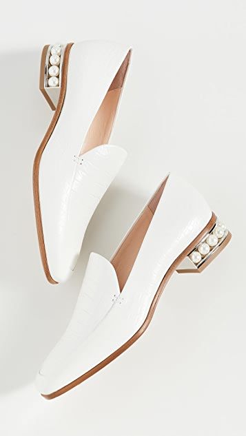 20 Flat Wedding Shoes (That Are Just as Chic as Heels)  #bridalmusings #bmloves #wedding  #weddingshoes #weddingflats #blueshoes #blueflats #bridalshoes #bridalflats #brides #weddings #bridalstyle #weddingdetails #cinderellashoes Wedding Loafers, Flat Wedding Shoes, Bride Sandals, Unicorn Shoes, Pretty Flats, Bridal Flats, Fashion Shoes Heels, Lace Flats, Velvet Flats