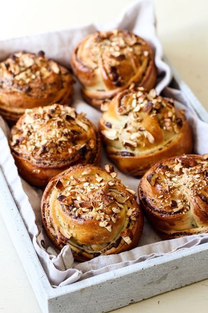 Savory Babka, Babka Buns, Chocolate Tahini, Babka Recipe, Food Baking, Treats Recipes, Sweet Treats Recipes, Bread Bun, Honey Roasted