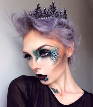 This dragon queen. | 21 Ridiculously Pretty Makeup Looks To Try This Halloween Dragon Makeup, Evil Mermaids, Fantasy Make-up, Halloween Make-up Looks, Cute Halloween Makeup, Halloween Makeup Pretty, Pretty Makeup Looks, Amazing Halloween Makeup, Pretty Halloween