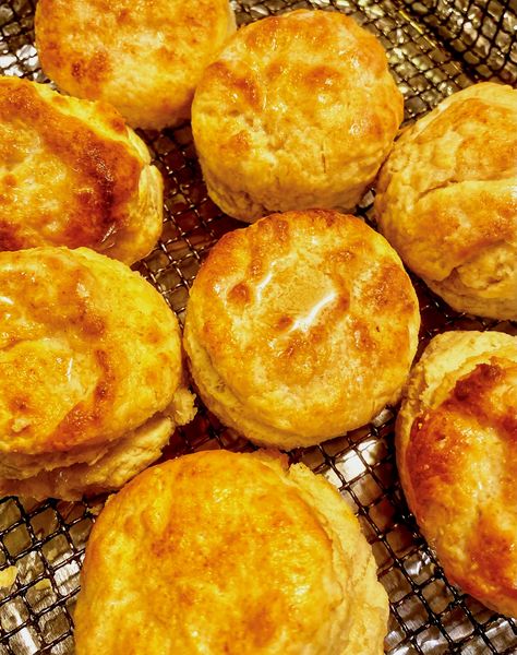 Air Fryer Biscuits, Baking Biscuits, Buttermilk Biscuits Recipe, Air Fried Food, Biscuit Bread, Air Fryer Oven Recipes, Biscuit Rolls, Air Fry Recipes, Biscuit Bake