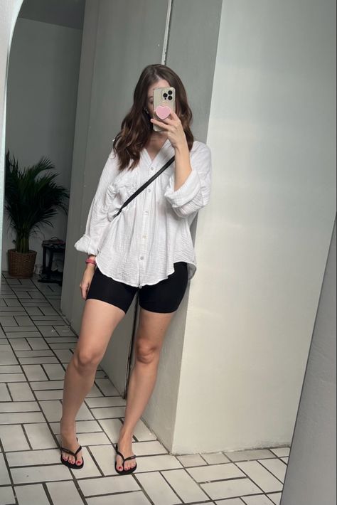 Feminine Shorts Outfit, Beach Fits Plus Size, Curvy Shorts Outfit, Midsize Shorts, Oversized Shirt Outfit, Casual Day Outfits, Boracay, Quick Outfits, Fashionista Clothes