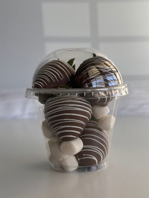 Strawberry Cover Chocolate, Treat Making Business, Treat Cups Ideas, Chocolate Strawberry Cups, Chocolate Covered Strawberries In A Cup, Snack Business Ideas, Sweets Business Ideas, Treat Maker Ideas, Strawberry Covered Chocolate Ideas