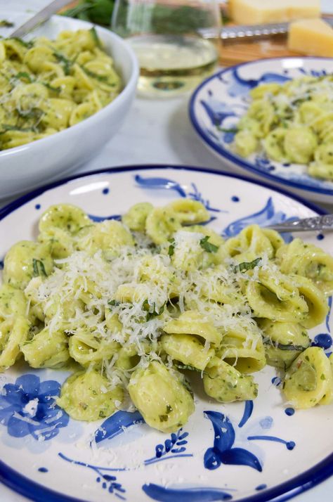 This Creamy Pesto Alfredo Sauce is a quick and easy sauce to throw together for any occasion. It's especially quick if you keep a jar of homemade pesto in the fridge at all times, like I do. If not, making fresh pesto is super easy and store bought will work out fine, too. Toss this creamy pesto sauce with pasta to make the perfect weeknight dinner! Alfredo Pesto Pasta, Pesto Alfredo Sauce, Pesto Alfredo, Creamy Pesto Pasta, Creamy Pesto Sauce, Cream Sauce Pasta, Pea Pesto, Creamy Pesto, Homemade Pesto