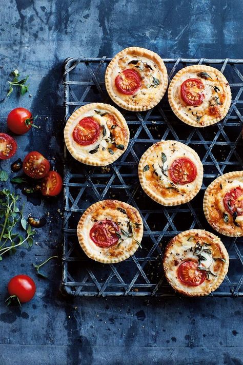 Mini Cheese and Tomato Tartlets - The Happy Foodie Brunch Cold Food Ideas, Savoury Mini Tarts, Savoury Tartlets, Savoury Canapes, Tomato Tartlets, Savoury Pastries, Savoury Tart, Afternoon Party, Mini Tart Recipes