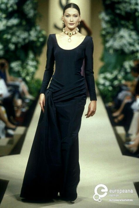 Yves Saint Laurent Haute Couture, Saint Laurent Haute Couture, Fashion 1990s, Yves Saint Laurent Couture, Black Elegance, 90s Runway Fashion, Runway Fashion Couture, Original Supermodels, 80s And 90s Fashion