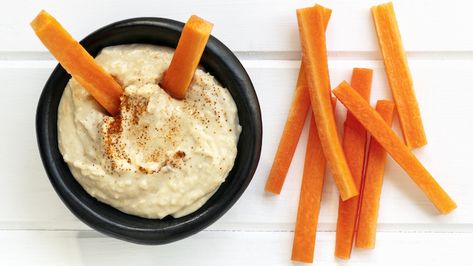 Is Hummus Actually Healthy? Myfitnesspal Recipes, Workout Fat Burning, Healthy Protein Snacks, Carrot Sticks, Homemade Hummus, Nutrient Rich Foods, 500 Calories, Healthy Protein, Yummy Dips