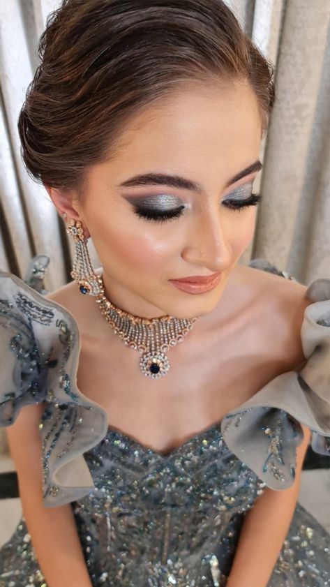 Silver grey eye makeup Eyeshadow For Grey Dress, Eye Makeup With Silver Dress, Silver Dress Eye Makeup, Eye Makeup For Gray Dress, Grey Outfit Makeup Looks, Eye Makeup For Grey Dress, Grey Dress Makeup Ideas, Gray Dress Makeup Look, Gray Dress Makeup