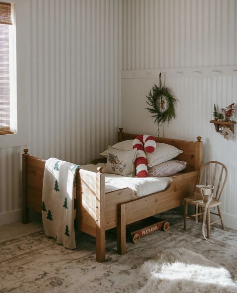 Kids Room Christmas Decor Ideas, Christmas Kids Bedroom, Swedish Nursery, Vintage Toddler Boy Room, Scandinavian Cottage Interior, Vintage Toddler Rooms, Kids Room Christmas, Vintage Playroom, Vintage Nursery Boy