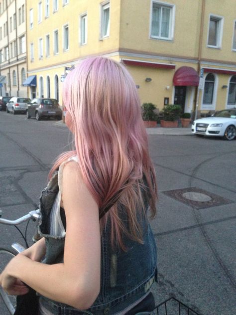 Clairo With Blonde Hair, Munich Street Style, Pale Pink Hair, Light Pink Hair, Pastel Pink Hair, Van Doren, Hair Color Pink, Pastel Hair, Dye My Hair