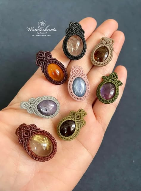 Diy Macrame Projects, Micro Macrame Tutorial, Diy Wire Jewelry Rings, Collar Macrame, Macrame Jewelry Tutorial, Macrame Colar, Macrame Bracelet Patterns, Jewelry Artist, Crystal Pendants