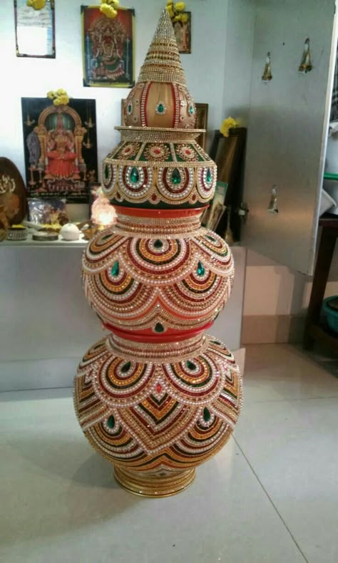 Wedding Pots Decoration Indian, Matli Decoration For Navratri, Pongal Pot Decoration, Kalash Decoration Ideas, Pot Decorating Ideas Indian, Matki Decoration, Plate Decoration Ideas, Decoration Ideas For Wedding, Arti Thali Decoration