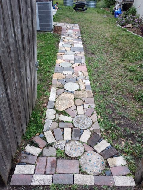 Pathway made out of random pavers and stones Brick Pathway Garden, Paving Stones Walkway, Pathway Design, Small Yard Design, Pathway Garden, Green Adventure, Stone Garden Paths, Backyard Escape, Garden Pavers