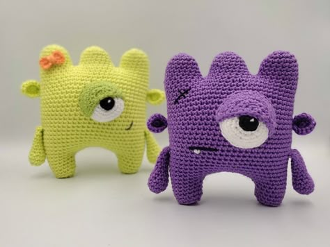 Find here the free crochet pattern to make a cute monster amigurumi. With step by step instructions and photos, quick and easy to make. Monsters Inc Crochet, Monster Amigurumi, Crochet Toys Free, Crochet Monsters, Crochet Disney, Halloween Crochet Patterns, Easy Crochet Projects, Crochet Animals Free Patterns, Crochet Amigurumi Free Patterns