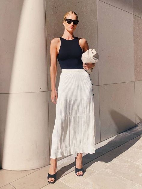 Rosie Huntington Whiteley Style, Rosie Hw, Minimalistic Outfits, Rosie Huntington, Summer Work Outfits, Huntington Whiteley, Zara Top, Rosie Huntington Whiteley, Mode Inspo