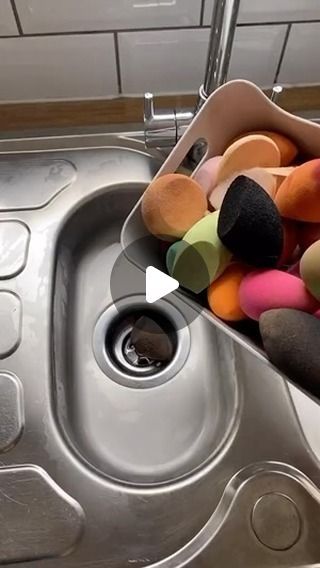 Satisfying Cleaning, Makeup Sponges, Chic Makeup, Makeup Room, Makeup Sponge, Makeup Tutorials, Deep Cleaning, Makeup Tutorial, Beauty Hacks