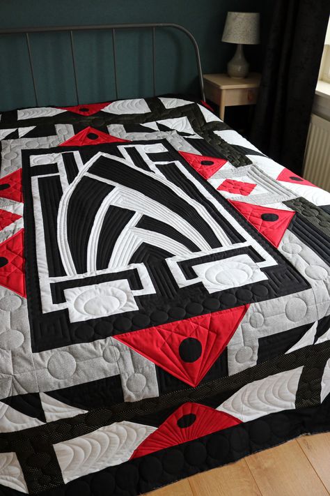 Art Deco Quilt, Deco Quilt, Quilted Coats, Modern Quilting Designs, Art Deco Decor, Modern Quilting, Cozy Quilts, Red Quilts, Patchwork Quilt Patterns