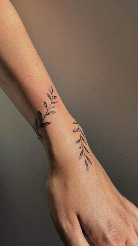 Ivy Ankle Tattoo Vines, Vine On Hand Tattoo, Wrap Tattoo Ideas, Tato Hand, Hand Tattoos Rose, Top Of Wrist Tattoos, Elegant Hand Tattoos, Tattoo Armor, Blatt Tattoos