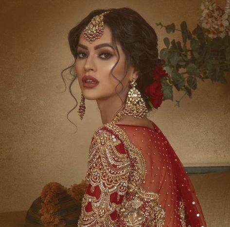 bridal outfit bridal jewellery Pakistani Bridal Hairstyles, Wedding Hairstyles And Makeup, Indian Wedding Makeup, Asian Bridal Makeup, Pakistani Bridal Makeup, Bridal Outfit, Indian Bridal Hairstyles, Braut Make-up, Indian Makeup