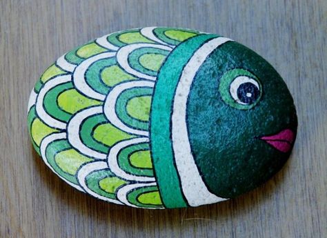 Bricolage avec des galets : 50+ idées DIY faciles et parfaites pour l'été! Stone Drawing, Butterfly Art Painting, Painted Rocks Craft, Painted Rocks Diy, Rock Painting Patterns, Decoration Originale, Rock Painting Designs, Types Of Painting, Mini Paintings