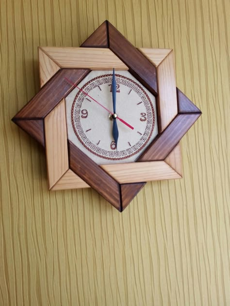 Cool wall clock Diy Wall Watch How To Make, Diy Wooden Clocks Ideas, Wooden Clocks Ideas, Diy Wall Clock Ideas How To Make, Wood Watch Wall, Wooden Clock Ideas, Wooden Wall Clock Design, Diy Wooden Clock, Wood Clock Diy