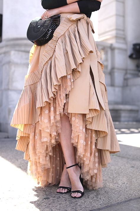 A J.Crew Collection ruffle wrap skirt // See the full outfit on Atlantic-Pacific Ruffle Wrap Skirt, Detail Couture, Mode Hippie, Mode Boho, Jcrew Collection, Skirt Maxi, Looks Street Style, A Skirt, Mode Inspo