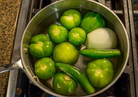 Tomatillo Recipes, Salsa Verde Chicken Enchiladas, Tomatillo Salsa Recipe, Food Sauces, Homemade Salsa Verde, Diy Foods, Salsa Verde Recipe, Tomatillo Sauce, 2023 Recipes