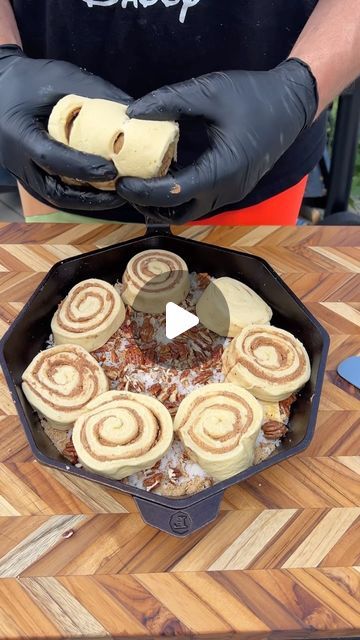 Smoked Cinnamon Rolls, Breakfast Bbq, Food Dudes, Cinnamon Roll Breakfast, Super Yummy Recipes, Cooking Instagram, Smoked Recipes, Tiktok Food, Fun With Food