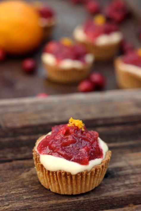 Restricted Diets: Cranberry-Orange Spice Mini Tarts | Free People Blog Cranberry Tartlets, Tart Vegan, Mini Tart Recipes, Tart Pie, Mini Tarts, Gluten Free Thanksgiving, Flourless Cake, Gluten Free Pie, Mini Tart