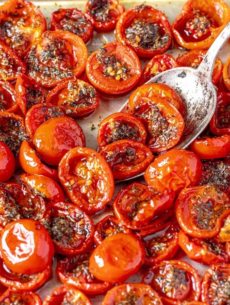 Easy Tomato Confit Alkaline Snacks, Tomatoes In Olive Oil, Tomato Confit, Confit Recipes, Oven Dried Tomatoes, Vegetarian Starters, Meatless Dishes, Recipe Sauce, Dinner Italian