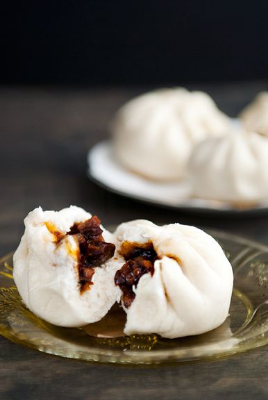 Chinese Barbecue Pork Buns (Char Siu Bao) - would like to do this with chicken :) Char Siu Bao Recipe, Cha Siu Bao, Bbq Pork Buns, Char Siu Bao, Siu Bao, Steamed Pork Buns, Dim Sum Dumplings, Chinese Bbq Pork, Kek Lapis