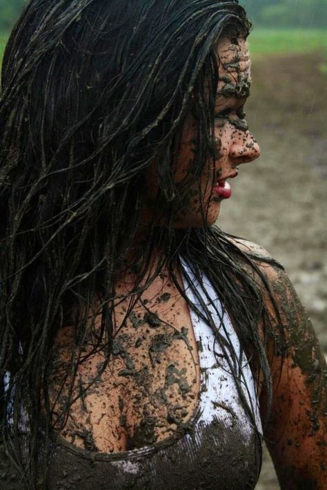 Mud Photoshoot. Oh my Gosh this would be awesome! @dmwaggoner Mudding Girls, Muddy Girl, Dirty Girl, Jeep Girl, Shoot Inspiration, Country Girls, Costumes For Women, Photography Inspiration, Photography Poses